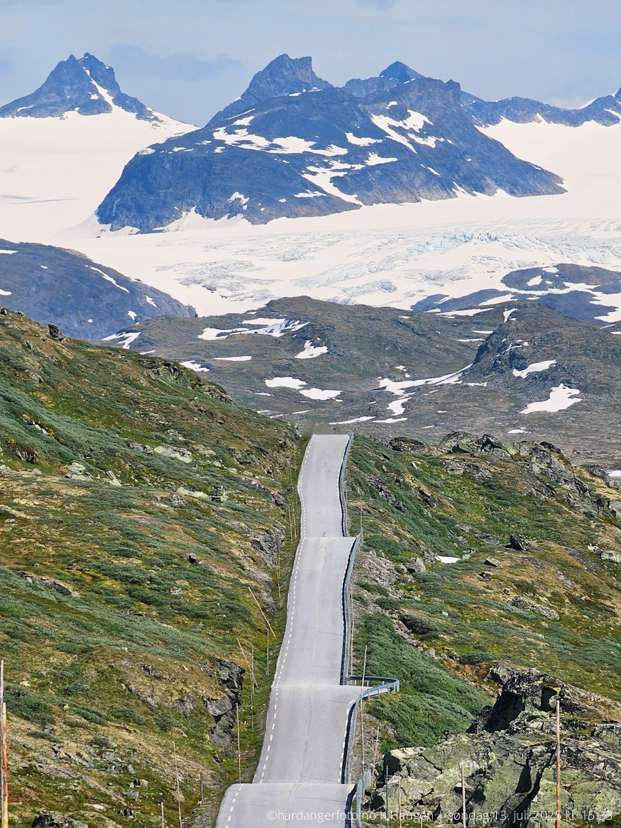 Smørstabbrean i juli, sett frå Sognefjellsvegen